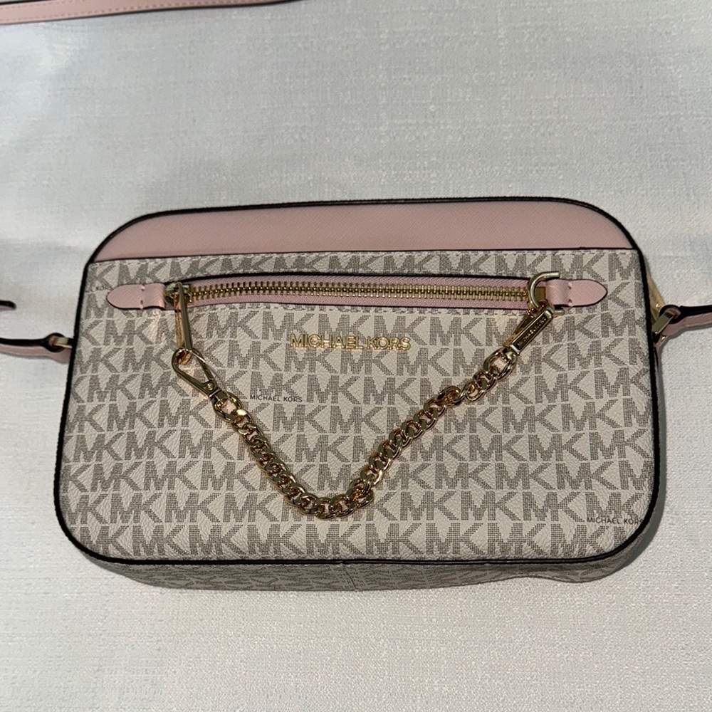 Michael Kors Pink and Cream Crossbody Bag with Gold Chain Detail

BRAND NEW